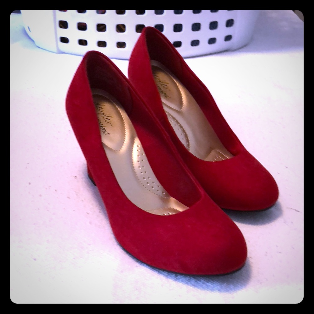 NEW women’s red wedge size 9